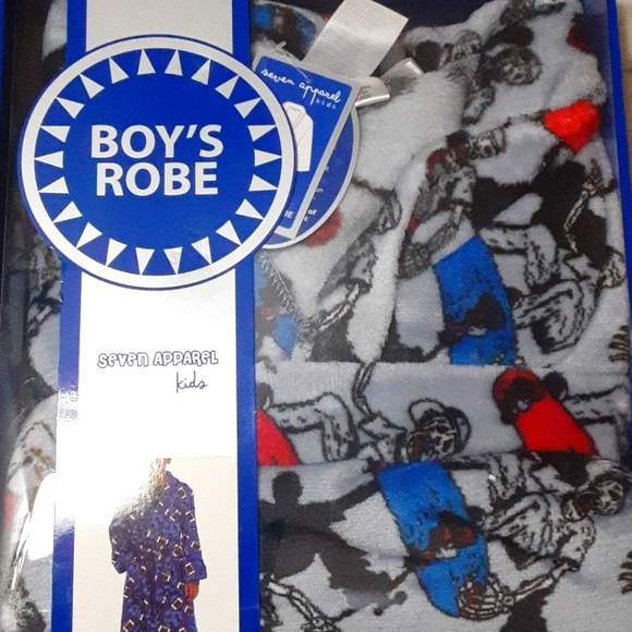 Seven Apparel kids Boys Skateboarding Skeletons Robe NIB - Picture 1 of 3